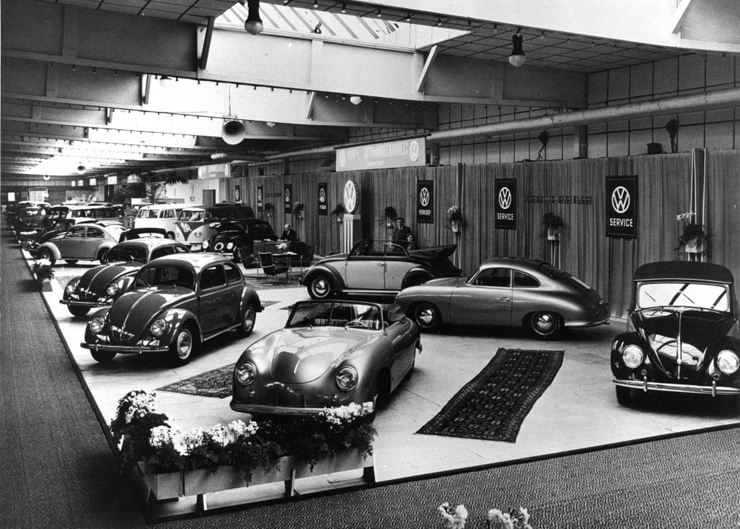 Amazing MotorShow photo from the 1950's